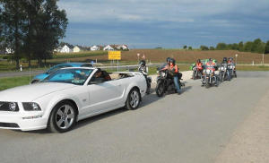 Klasse Wetter und tolle Kurven machten sowohl für Fabi im Mustang als auch für seine acht Harleys starke Eskorte die Tour zu einem super Erlebnis.