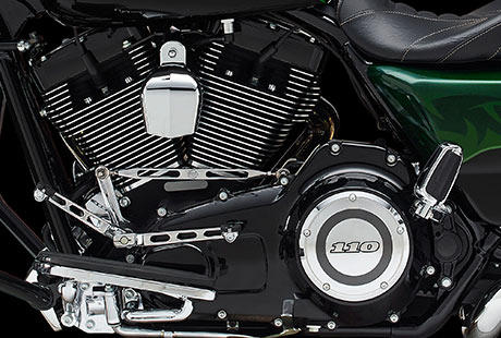 Screamin Eagle Road King / Die Innovationen des Twin Cam 110 Motors:    Starten Sie den Twin Cam 110 und spren Sie seine Kraft im unteren Drehzahlbereich. Die gewaltigen 110 Kubikzoll sorgen fr ein berwltigendes Drehmoment und ein Durchzugsvermgen mit Adrenalin-Kick in smtlichen Gngen. Der hubraumstrkste V-Twin von Harley-Davidson entwickelt Brenkfte. Dazu kommt ein starker Antriebsstrang mit Sechsganggetriebe  nie hat es sich besser angefhlt, eine Harley-Davidson zu fahren.
