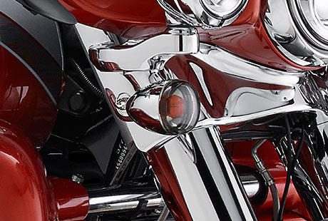 Screamin Eagle Electra Glide Ultra Limited / Bullet Blinker:    Um den cleanen, schlanken und faszinierenden Look und ein ebensolches Fahrgefhl zu erzeugen, wie es einem Harley-Davidson Touring Bike gebhrt, hat Harley-Davidson die Limited von vorn bis hinten berarbeitet. Das Tpfelchen auf dem i bilden die Bullet Blinker. So dezent wie zeitgem und bereits jetzt ein Klassiker.
