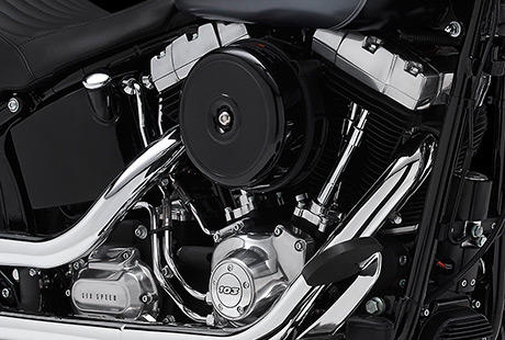 Softail Slim / Harley-Davidson Styling pur:    Genieen Sie den unverwechselbaren Look des Twin Cam 103 Motors, der an seiner Herkunft keine Zweifel aufkommen lsst. Er ist voll und ganz im echten Harley-Davidson Stil gestaltet  mit einer Liebe zum Detail, die Sie bei anderen Marken vergeblich suchen werden. Der mittelgraue Motor mit den schwarzen, pulverbeschichteten Zylinderkpfen und Zylindern bildet einen prgnanten Kontrast zu den polierten Ventildeckeln und die klassische Luftfilterabdeckung ergnzt diesen starken Look. Ein aus Metall gefertigtes Juwel: pur und vor Kraft strotzend. Von der klassischen Linie seiner Khlrippen bis hin zu den klaren Konturen seiner Gehuse und Deckel ist der Twin Cam 103 ein rckhaltloses Bekenntnis zu allem, was die Zufriedenheit des Fahrers ausmacht.
