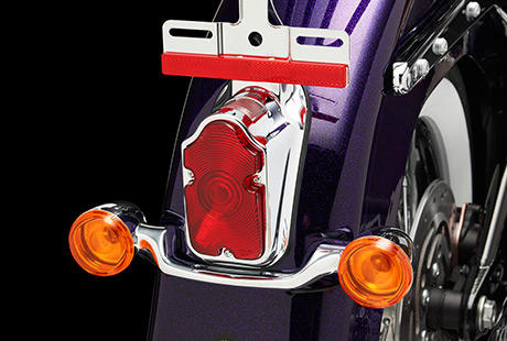 Softail Deluxe / Tombstone Rcklicht:    Ein echter Klassiker. Das flache und verchromte Rcklichtgehuse ist typisch fr Harley-Davidson. Zusammen mit unseren schlanken, verchromten Blinkern, die es flankieren, sorgt es fr einen unverkennbaren Look am Heck dieser Maschine.
