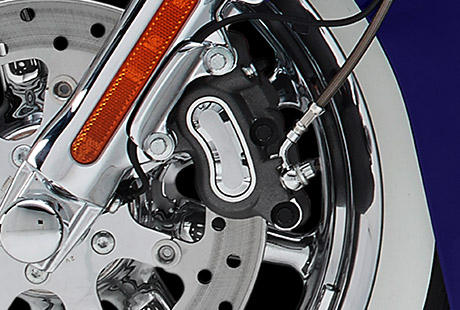 Scramin Eagle Softail Deluxe / ABS:    Bei der CVO Softail Deluxe hat Bremskraft dank ABS eine doppelte Bedeutung. Die ABS-Komponenten sind unsichtbar in der Radnabe versteckt, ohne das klassische Design zu beeintrchtigen. Noch wichtiger dabei ist die Gewissheit, dass Ihr Motorrad bei Bedarf genau so regieren wird, wie es soll.
