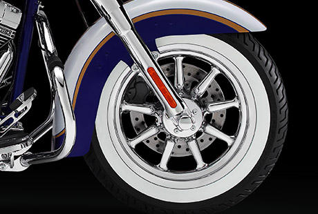 Scramin Eagle Softail Deluxe / 9-Speichen-Gussrad:    Die CVO Softail Deluxe rollt auf Rdern mit 9 Speichen. Ein Hauch von Moderne an diesem klassischen Motorrad.
