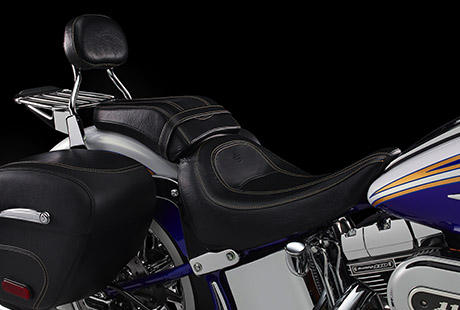 Scramin Eagle Softail Deluxe / Handgearbeiteter Ledersitz:    Mit einem solchen Motorrad werden Sie keine Lust auf Abkrzungen verspren. Daher gab Harley-Davidson auch beim Sitz das Beste: ein komfortables Polster berzogen mit geprgtem, von Hand bearbeitetem Premium-Leder.
