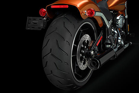Softail Breakout / Breiter Hinterreifen:    Halbe Sachen gibt es bei der Breakout nicht. Daher rotiert an ihrem Heck ein 18-zlliger 240er. Es ist der breiteste Reifen, der bei einer serienmigen Harley-Davidson zum Einsatz kommt. Und die Gasser-Felge, auf die wir ihn aufziehen, ist die perfekte Verkrperung der Tradition der Drag-Bikes.
