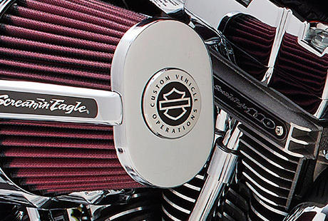 Screamin Eagle Softail Breakout / Exklusive CVO Features:    Die ganze Qualitt und der volle Kultfaktor der Marke Harley-Davidson. Liebevoll gestaltete Details und eine Performance, die Ihr Bike von jedem anderen Motorrad auf der Strae abheben. Klar ist auch ein bisschen Stolz dabei. Eine hochwertige Custom-Lackierung. Groe Rder im exklusiven Design. Die perfekte Synthese aus Technik und Design, die ein echtes Custom-Bike auszeichnet. Gnnen Sie sich dazu das passende Zubehr: exklusive Komfortfeatures, faszinierende Elektronik und jede Menge Chrom. Die wichtigsten Merkmale einer Custom Vehicle Operations Harley-Davidson allerdings sind nach wie vor die explosive Kraft und der elegante Look des groen Twin Cam 110 Motors mit Screamin Eagle Emblemen. Ein Custom-Bike fr Kenner und Genieer.

