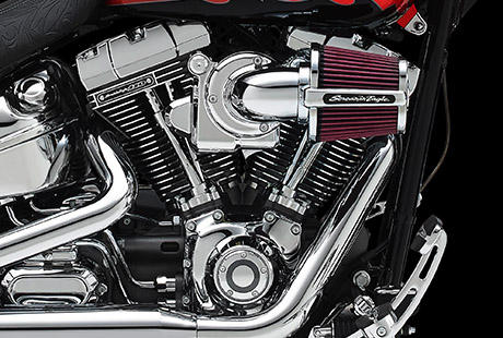 Screamin Eagle Softail Breakout / Twin Cam 110  das Erbe:    Was es braucht, um das das Herz eines Fahrers hher schlagen zu lassen, wissen die Motorradbauer bei der Motor Company schon lange. Und dieses ganze Wissen haben sie in die Entwicklung des Twin Cam 110 gesteckt. Harley-Davidson hat keine Mhen gescheut, jedes Detail zu perfektionieren und neueste Technologien einzusetzen. Aber dabei wurden am einzigartigen Harley-Davidson Stil keinerlei Abstriche gemacht. Harley-Davidson hat den Motor weiterentwickelt, aber dabei blieben sie dem Erbe der Vorgnger Flathead, Knucklehead, Panhead, Shovelhead, Evolution Engine und Twin Cam 88 treu. Die Performance und die Zuverlssigkeit des Twin Cam 110 sind ein Resultat der unzhligen Meilen, die seit 1909 mit dem V-Twin zurckgelegt worden sind, und zugleich stolzes Vermchtnis dieses ber hundertjhrigen Engagements fr das Abenteuer auf zwei Rdern.

