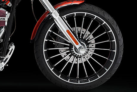 Screamin Eagle Softail Breakout / Turbine Chrome Rder:    Mit optisch auf sie abgestimmten, polierten und verchromten Riemen- und Bremsscheiben im Turbine-Look bringen diese Rder metallisch strahlenden Glanz ans Bike. Sie zhlen zu den faszinierendsten Rdern, die Harley-Davidson je gestaltet hat, und sind exklusiv an der CVO Breakout fr 2014 erhltlich.
