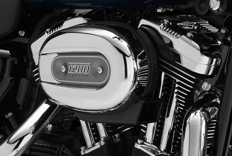 Sportster XL 1200 Custom / Harley-Davidson Styling pur:    Genieen Sie den unverwechselbaren Look des 1200 cm Evolution Motors, der an seiner Herkunft keine Zweifel aufkommen lsst. Er ist voll und ganz im echten Harley-Davidson Stil gestaltet  mit einer Liebe zum Detail, die Sie bei anderen Marken vergeblich suchen werden. Die schwarzen, pulverbeschichteten Zylinderkpfe und Zylinder bilden einen prgnanten Kontrast zum Chrom der Ventildeckel und Stelstangen. Ein aus Metall gefertigtes Juwel: pur und vor Kraft strotzend. Von der klassischen Linie seiner Khlrippen bis hin zu den klaren Konturen seiner Gehuse und Deckel ist der 1200 cm Evolution Motor ein rckhaltloses Bekenntnis zu allem, was der Zufriedenheit des Fahrers dient.
