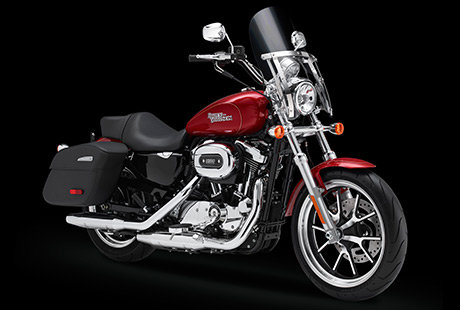 Sportster Super Low 1200 T / Premium-Styling:    Es gibt nur einen Weg, eine Harley-Davidson zu bauen: hchste Qualitt bis ins Detail. Die neue SuperLow 1200T ist der Beweis auf zwei Rdern. Vom authentischen Sound ihres 1200ccm V-Twins ber ihren blanken Stahl bis zur hochwertigen Lackierung und dem funkelnden Chrom ist diese Maschine Zoll fr Zoll eine echte Harley-Davidson. Sie werden es schtzen, Meile fr Meile.
