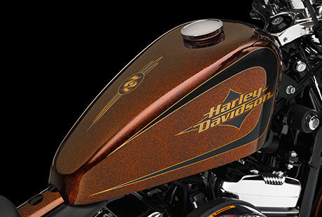 Sportster XL 1200 Seventy-Two / Klassischer Peanut-Kraftstofftank:    Der kleine, 7,9 Liter fassende Peanut-Kraftstofftank feierte seine Premiere an einem Harley-Davidson Motorrad im Jahr 1948. Und noch heute erfreut sich das megaklassische Harley-Davidson Tankstyling ungebrochener Beliebtheit. Mit seiner niedrigen, kompakten Form lenkt der Tank den Blick unweigerlich auf den wuchtigen Motor. Die perfekte Kombination von Charakter und Look.
