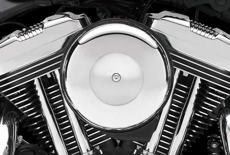Sportster XL 1200 Seventy-Two / Die Innovationen des Evolution Motors:    Das robuste, luftgekhlte 1200 cm Evolution Triebwerk ist ein perfektes Beispiel fr den unermdlichen Einsatz, mit dem bei Harley-Davidson Fortschritte in der Motorentechnik erzielt werden. Zylinderkpfe und Zylinder aus Leichtmetall reduzieren das Gewicht und sorgen fr einen optimalen Temperaturhaushalt. Die elektronische Kraftstoffeinspritzung hat den Vergaser ersetzt, die Bedienung vereinfacht und den Wartungsaufwand reduziert. Kurz: Der schwingungsentkoppelt gelagerte Evolution Motor ist ein Triebwerk, auf das Sie sich verlassen knnen, Tag fr Tag, Meile fr Meile.
