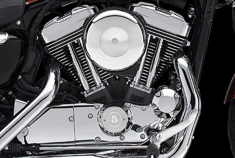 Sportster XL 1200 Seventy-Two / Harley-Davidson Styling pur:    Genieen Sie den unverwechselbaren Look des 1200 cm Evolution Motors, der an seiner Herkunft keine Zweifel aufkommen lsst. Er ist voll und ganz im echten Harley-Davidson Stil gestaltet  mit einer Liebe zum Detail, die Sie bei anderen Marken vergeblich suchen werden. Die schwarzen, pulverbeschichteten Zylinderkpfe und Zylinder bilden einen prgnanten Kontrast zum Chrom der Ventildeckel, und die klassische Luftfilterabdeckung ergnzt diesen starken Look. Ein aus Metall gefertigtes Juwel: pur und vor Kraft strotzend. Von der klassischen Linie seiner Khlrippen bis hin zu den klaren Konturen seiner Gehuse und Deckel ist der 1200 cm Evolution Motor ein rckhaltloses Bekenntnis zu allem, was der Zufriedenheit des Fahrers dient.
