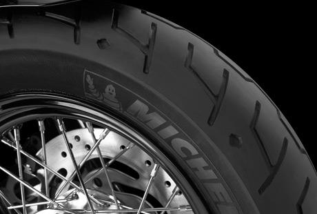 Sportster Forty-Eigth / Michelin Scorcher Reifen:    Die Michelin Scorcher Reifen bieten eine berlegene Performance, einen erstklassigen Grip, eine beeindruckende Laufleistung und ein ausgezeichnetes Handling. Genauso, wie Sie es erwarten! Ihr tiefes Profil verbessert die Wasserdrainage. Die Haftung und Laufleistung der Reifen werden zudem durch die Gummimischung mit der neuesten Generation der synthetischen Polymere von Michelin erhht. Der Hinterreifen verfgt ber einen Aramidgrtel, der fr zustzliche Stabilitt bei hohen Geschwindigkeiten brgt.
