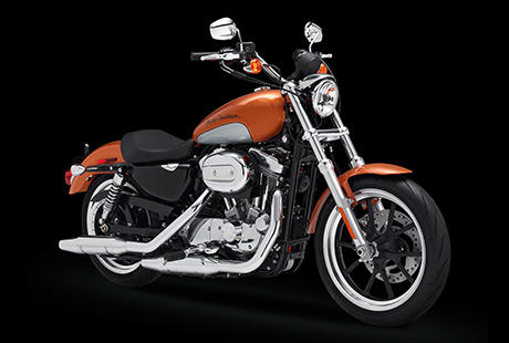 Sportster XL 883 SuperLow / Premium-Styling:    Die Superlow inspiriert mit Handlichkeit und Qualitt. Eine echte Harley-Davidson, die mit ihrem Sound, ihrem Look, dem hochwertigen Chrom und der makellosen Lackierung ihre authentisch amerikanischen Wurzeln bis ins Detail erkennen lsst.
