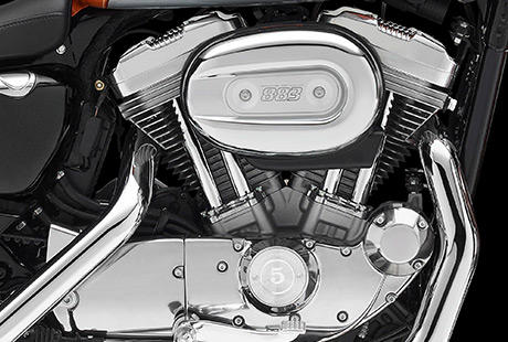 Sportster XL 883 SuperLow / Harley-Davidson Styling pur:    Genieen Sie den unverwechselbaren Look des 883 cm Evolution Motors, der an seiner Herkunft keine Zweifel aufkommen lsst. Er ist voll und ganz im echten Harley-Davidson Stil gestaltet  mit einer Liebe zum Detail, die Sie bei anderen Marken vergeblich suchen werden. Die silberfarbenen, pulverbeschichteten Zylinderkpfe und Zylinder bilden einen prgnanten Kontrast zum blanken Metall der Ventildeckel. Ein aus Metall gefertigtes Juwel: pur und vor Kraft strotzend. Von der klassischen Linie seiner Khlrippen bis hin zu den klaren Konturen seiner Gehuse und Deckel ist der 883 cm Evolution Motor ein rckhaltloses Bekenntnis zu allem, was der Zufriedenheit des Fahrers dient.
