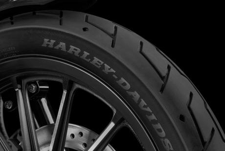 Sportster XL 883 Iron / Michelin Scorcher Reifen:    Die Michelin Scorcher Reifen bieten eine berlegene Performance, einen erstklassigen Grip, eine beeindruckende Laufleistung und ein ausgezeichnetes Handling. Genauso, wie Sie es erwarten! Ihr tiefes Profil verbessert die Wasserdrainage. Die Haftung und Laufleistung der Reifen werden zudem durch die Gummimischung mit der neuesten Generation der synthetischen Polymere von Michelin erhht. Der Hinterreifen verfgt ber einen Aramidgrtel, der fr zustzliche Stabilitt bei hohen Geschwindigkeiten brgt.
