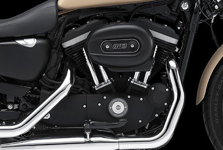 Sportster XL 883 Iron / Harley-Davidson Styling pur:    Genieen Sie den unverwechselbaren Look des 883 cm Evolution Motors, der an seiner Herkunft keine Zweifel aufkommen lsst. Er ist voll und ganz im echten Harley-Davidson Stil gestaltet  mit einer Liebe zum Detail, die Sie bei anderen Marken vergeblich suchen werden. Die schwarzen, pulverbeschichteten Zylinderkpfe und Zylinder bilden einen prgnanten Kontrast zum Chrom der Ventildeckel und Stelstangen. Ein aus Metall gefertigtes Juwel: pur und vor Kraft strotzend. Von der klassischen Linie seiner Khlrippen bis hin zu den klaren Konturen seiner Gehuse und Deckel ist der 883 cm Evolution Motor ein rckhaltloses Bekenntnis zu allem, was der Zufriedenheit des Fahrers dient.
