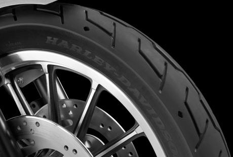 Sportster XL 883 Roadster / Michelin Scorcher Reifen:    Die Michelin Scorcher Reifen bieten eine berlegene Performance, einen erstklassigen Grip, eine beeindruckende Laufleistung und ein ausgezeichnetes Handling. Genauso, wie Sie es erwarten! Ihr tiefes Profil verbessert die Wasserdrainage. Die Haftung und Laufleistung der Reifen werden zudem durch die Gummimischung mit der neuesten Generation der synthetischen Polymere von Michelin erhht. Der Hinterreifen verfgt ber einen Aramidgrtel, der fr zustzliche Stabilitt bei hohen Geschwindigkeiten brgt.
