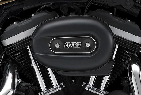 Sportster XL 883 Roadster / Die Innovationen des Evolution Motors:    Das robuste, luftgekhlte 883 cm Evolution Triebwerk ist ein perfektes Beispiel fr den unermdlichen Einsatz, mit dem bei Harley-Davidson Fortschritte in der Motorentechnik erzielt werden. Zylinderkpfe und Zylinder aus Leichtmetall reduzieren das Gewicht und sorgen fr einen optimalen Temperaturhaushalt. Die elektronische Kraftstoffeinspritzung hat den Vergaser ersetzt, die Bedienung vereinfacht und den Wartungsaufwand reduziert. Kurz: Der schwingungsentkoppelt gelagerte Evolution Motor ist ein Triebwerk, auf das Sie sich verlassen knnen, Tag fr Tag, Meile fr Meile.
