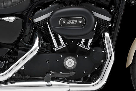 Sportster XL 883 Roadster / Harley-Davidson Styling pur:    Genieen Sie den unverwechselbaren Look des 883 cm Evolution Motors, der an seiner Herkunft keine Zweifel aufkommen lsst. Er ist voll und ganz im echten Harley-Davidson Stil gestaltet  mit einer Liebe zum Detail, die Sie bei anderen Marken vergeblich suchen werden. Die schwarzen, pulverbeschichteten Zylinderkpfe und Zylinder bilden einen prgnanten Kontrast zum blanken Metall der Ventildeckel. Ein aus Metall gefertigtes Juwel: pur und vor Kraft strotzend. Von der klassischen Linie seiner Khlrippen bis hin zu den klaren Konturen seiner Gehuse und Deckel ist der 883 cm Evolution Motor ein rckhaltloses Bekenntnis zu allem, was der Zufriedenheit des Fahrers dient.
