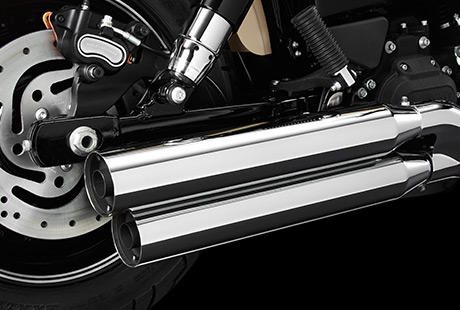 Dyna Fat Bob / Blunt-Cut Schalldmpfer:    Einfach teuflisch gut, diese Details! Dieser Blunt-Cut Auspuff rundet die aggressive Linienfhrung des Heckfenders, der schwarzen Federbeinabdeckungen und der Tank-Grafiken ab. Liebe zum Detail, die Sie nur bei Harley-Davidson finden.
