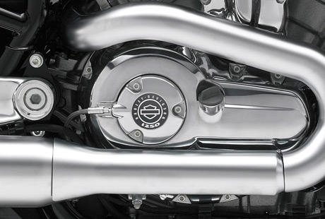 V-Rod Muscle / ber 120 drehfreudige PS:    In Kooperation mit Porsche und seinem berhmten Entwicklungszentrum hat Harley-Davidson einen revolutionren Motor entworfen. Das Ergebnis  der drehfreudige Revolution V-Twin  trgt eindeutig die Handschrift der Motor Company und stellt die vielleicht perfekteste Synthese aus Drehmoment und Kraft dar, die Sie heutzutage erwerben knnen. Zwei obenliegende Nockenwellen, Flssigkeitskhlung, ber 120 PS. Pure Innovation und lupenreiner Harley-Davidson Stil in Verbindung mit brutaler Power.
