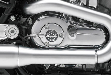V-Rod Muscle / Power und Performance mit 115 geschmeidgen Nm:    Mit 121 PS zhlt der 1250 cm Revolution V-Twin der V-Rod Muscle zu den strksten Harley-Davidson Serienmotoren aller Zeiten. Das moderne Triebwerk mit zwei oben liegenden Nockenwellen und vier Ventilen pro Zylinder setzt ein maximales Drehmoment von 115 Nm bei 6500 U/min frei und dreht ebenso kultiviert wie geschmeidig bis an den roten Bereich.

