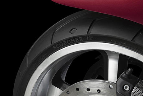 V-Rod Muscle / Michelin Scorcher-Reifen:    Die Michelin Scorcher Reifen bieten eine berlegene Performance, einen erstklassigen Grip, eine beeindruckende Laufleistung und ein ausgezeichnetes Handling. Genauso, wie Sie es erwarten! Ihr tiefes Profil verbessert die Wasserdrainage. Die Haftung und Laufleistung der Reifen werden zudem durch die Gummimischung mit der neuesten Generation der synthetischen Polymere von Michelin erhht. Der Hinterreifen verfgt ber einen Aramidgrtel, der fr zustzliche Stabilitt bei hohen Geschwindigkeiten brgt.
