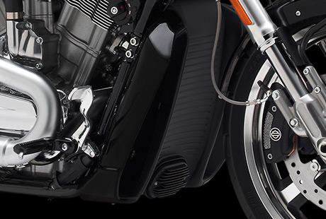 V-Rod Muscle / Markantes Khlerdesign:    Jeder Zoll einer Harley-Davidson ist perfekt auf Look und Performance der Maschine abgestimmt, und die V-Rod Muscle bildet da keine Ausnahme. Auch der Khler ist perfekt in das sthetische Gesamtdesign integriert.
