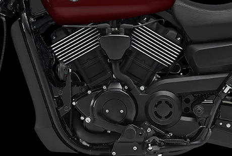 Street XG 750 / Neuer flssigkeitsgekhlter Revolution X Motor:    Das Cruisen in der City stellt ganz besondere Anforderungen an einen Motorradmotor. Die Stadt bietet keine ruhigen, kurvenreichen Straen mit schnen Ausblicken und Panoramen. Meistens steckt man auf heien Straen im Stop-and-Go-Verkehr mit unzhligen anderen Fahrzeugen fest. Sie bentigen einen Motor, der das verkraftet. Den neuen flssigkeitsgekhlten Revolution X Motor mit 749 Kubikzentimetern hat Harley-Davidson eigens fr den Verkehr in der City entwickelt. Die Flssigkeitskhlung bietet konstante Temperatur und Leistung. Wenn Sie auf der Harley-Davidson Street 750 ber Unebenheiten fahren, hngt der Motor dank progressiver Drosselklappen ganz sanft am Gas. Aber diese Maschine ist nicht nur gebaut, um Sie von A nach B zu bringen. Dies ist ein Harley-Davidson Motor. Wir haben ihn gebaut, um Kunden zufrieden zu stellen. 60 Grad Zylinderwinkel. Vier Ventile pro Zylinder. Jede Menge Drehmoment im unteren Drehzahlbereich. Das bedeutet, dass Sie die Kraft und den Charakter des Motors in den Drehzahlbereichen spren, mit denen Sie bevorzugt in der City unterwegs sind. Schwingen Sie sich in den Sattel, starten Sie den Revolution X Motor, legen Sie den Gang ein und los geht's. Sie werden es spren.
