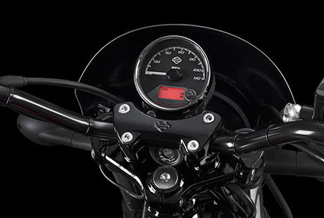 Street XG 750 / Elektronischer 3,5-Zoll-Tachometer:    Die neue Harley-Davidson Street 750 verfgt ber einen am Lenker montierten, 3,5 Zoll groen, elektronischen Tacho mit Kilometerzhler, Tageskilometerzhler und LED-Warnleuchten. Er bietet alles, was man braucht, ohne jeden Schnickschnack. Genau wie der Rest der Maschine.
