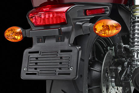 Street XG 750 / LED-Rckleuchten und Mini Bullet Blinker:    Die neue Harley-Davidson Street 750 verfgt serienmig ber ein Custom-LED-Rcklicht und Mini Bullet Blinker. Es sind die kleinen Details, die ein Motorrad modern, schlank und stark erscheinen lassen.
