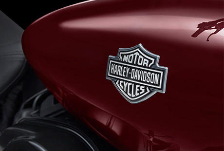 Street XG 750 / Premiumlackierung:     Betrachten Sie die Lackierung der neuen Harley-Davidson Street 750 - Sie erkennen die jahrzehntelange Leidenschaft, Farbe perfekt auf Metall zu bertragen. Kein Werk weltweit lackiert Motorrder so wie Harley-Davidson. Diese Lackierung auf Tanks und Fender setzen den Standard auf Straen rund um den Globus. Wenn Sie sehen, wie sich die Lichter der Stadt in den tiefen, satten Farben auf der Street 750 spiegeln, wissen Sie, warum.
