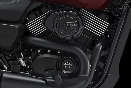 Street XG 750 / Revolution X Motorendesign:    Der Motor ist das Herzstck eines Bikes, und das Herz der neuen Harley-Davidson Street 750 ist schwarz. Etwas ganz Besonderes: die schwarze Lackierung auf dem Revolution X Motor. Zylinder und Zylinderkpfe sind - ebenso wie die Luftfilterabdeckung - in Schwarz gehalten. Das Ende der Khlrippen ziert poliertes Metall, das den klassischen, muskulsen Look des V-Twins unterstreicht. Den Look der neuen Street 750 prgt der unverflschte, schwarze Geist von Harley-Davidson Dark Custom. Und das beginnt mit der Optik des Revolution X Motors.
