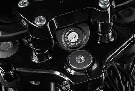 Street XG 750 / Leichtes Lenken von Anschlag zu Anschlag:    Schnelle Kurven und przise Fahrmanver sind das Metier der neuen Harley-Davidson Street 750. Der Pullback-Lenker und die leichte Front sorgen fr ein leichtes Lenken von Anschlag zu Anschlag.

