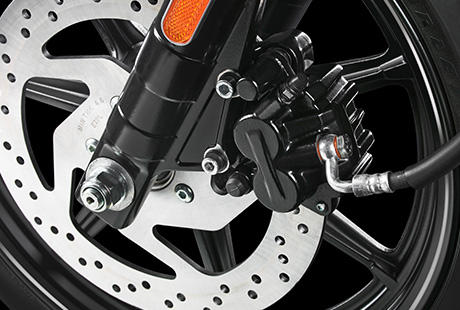 Street XG 750 / Einscheibenbremsen mit Doppelkolben-Bremssattel:    Ordentliche Bremskraft schafft Vertrauen ins Bike. Die Einzel-Scheibenbremsen der neue Harley-Davidson Street 750 mit Doppelkolben-Bremsstteln bieten kraftvolle Verzgerung.

