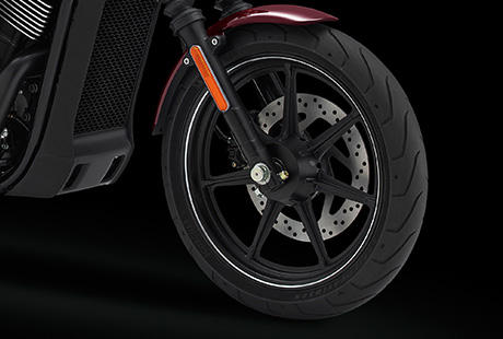 Street XG 750 / Schmales 17-Zoll-Vorderrad, 15-Zoll-Hinterrad:    Die neue Harley-Davidson Street 750 rollt auf einem schmalen 17-Zoll-Vorderrad und einem 15-Zoll-Hinterrad. Ein weiteres Beispiel dafr, wie durchdacht jeder Teil dieses Motorrad ist, um den Anforderungen von urbanem Verkehr gerecht zu werden.
