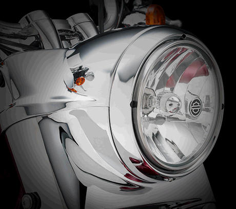 Dyna Switchback / Markante Retro-Details:    Das klassische Retro-Design der Switchback besticht durch einen zeitgemen Look, der dieses Bike klar von der Masse abhebt. Details wie die prgnante Scheinwerfer-Verkleidung, der Mini-Apehanger-Lenker und die attraktiv gestaltete Tankkonsole mit dem 5-Zoll-Tacho fgen sich stimmig zu einem top-aktuellen Bild zusammen, das zugleich tief in der Design-Tradition von Harley-Davidson verwurzelt ist.
