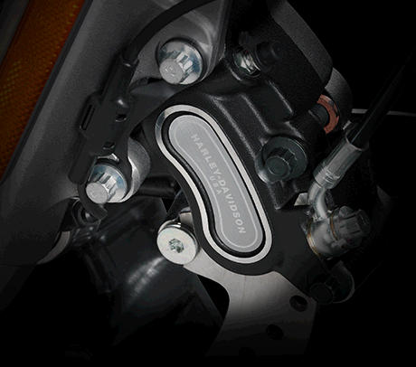 Dyna Switchback / ABS serienmig:    Ihre Harley-Davidson verfgt serienmig ber ein leistungsstarkes Antiblockiersystem. Die ABS-Komponenten haben wir so dezent in das Design der Maschine integriert, dass sie gar nicht weiter auffallen. Was aber noch viel wichtiger ist: Sie knnen sich jederzeit auf die sichere Verzgerung Ihrer Harley verlassen.
