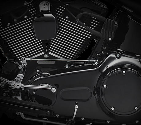 Softail Slim S / Screamin Eagle Air-Cooled, Twin Cam 110B-Motor mit Ausgleichswelle:    Was es braucht, um das das Herz eines Fahrers hher schlagen zu lassen, wissen wir bei der Motor Company schon lange. Und dieses ganze Wissen haben wir in die Entwicklung des Screamin Eagle Air-Cooled, Twin Cam 110B Motors mit Ausgleichswelle gesteckt. Wir haben alles gegeben, um jeden Kubikzoll zu perfektionieren und Design und Technologie noch weiter zu verbessern. Aber dabei haben wir am einzigartigen Harley-Davidson Design keinerlei Abstriche gemacht. Ganz in der Tradition der Flathead, Knucklehead, Panhead, Shovelhead, Evolution und Twin Cam 88 Motoren, die Geschichte geschrieben haben. Die Leistung und Zuverlssigkeit sind ein direktes Ergebnis der unzhligen Meilen, die der V-Twin seit 1909 hinter sich gebracht hat, und des stolzen Erbes aus einem ganzen Jahrhundert, das dem Leben auf zwei Rdern gewidmet ist.
