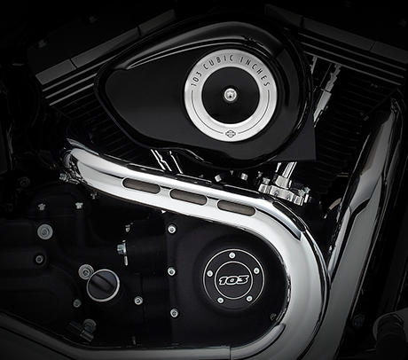 Dyna Fat Bob / Schwarzes Motordesign:    Genieen Sie den unverwechselbaren Look des Twin Cam 103 Motors, der an seiner Herkunft keine Zweifel aufkommen lsst. Er ist voll und ganz im echten Harley-Davidson Stil gestaltet  mit einer Liebe zum Detail, die Sie bei anderen Marken vergeblich suchen werden. Die schwarzen, pulverbeschichteten Zylinderkpfe, Zylinder und Ventildeckel stehen im prgnanten Kontrast zu den polierten Khlrippenkanten an den obersten drei Khlrippen. Ein aus Metall gefertigtes Juwel: pur und vor Kraft strotzend. Von der klassischen Linie seiner Khlrippen bis hin zu den klaren Konturen seiner Gehuse und Deckel ist der Twin Cam 103 ein rckhaltloses Bekenntnis zu allem, was der Zufriedenheit des Fahrers dient.
