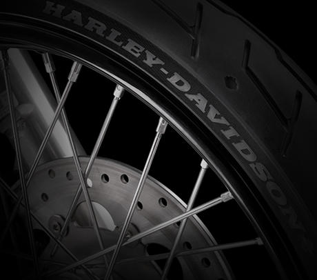Dyna Wide Glide / Michelin Scorcher-Reifen:    Performance, einen erstklassigen Grip, eine beeindruckende Laufleistung und ein ausgezeichnetes Handling. Genauso, wie Sie es erwarten! Ihr tiefes Profil verbessert die Wasserdrainage. Die Haftung und Laufleistung der Reifen werden zudem durch die Gummimischung mit der neuesten Generation der synthetischen Polymere von Michelin erhht. Der Hinterreifen verfgt ber einen Aramidgrtel, der fr zustzliche Stabilitt bei hohen Geschwindigkeiten brgt.
