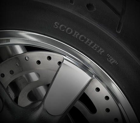 Sportster XL 1200 Custom / Michelin Scorcher-Reifen:    Die Michelin Scorcher-Reifen bieten eine berlegene Performance, einen erstklassigen Grip, eine beeindruckende Laufleistung und ein ausgezeichnetes Handling. Genauso, wie Sie es erwarten! Ihr tiefes Profil verbessert die Wasserdrainage. Die Haftung und Laufleistung der Reifen werden zudem durch die Gummimischung mit der neuesten Generation der synthetischen Polymere von Michelin erhht. Der Hinterreifen verfgt ber einen Aramidgrtel, der fr zustzliche Stabilitt bei hohen Geschwindigkeiten brgt.
