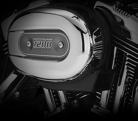 Sportster XL 1200 Custom / Harley-Davidson-Styling pur:    Genieen Sie den unverwechselbaren Look des 1200 cm Evolution Motors, der an seiner Herkunft keine Zweifel aufkommen lsst. Er ist voll und ganz im echten Harley-Davidson Stil gestaltet  mit einer Liebe zum Detail, die Sie bei anderen Marken vergeblich suchen werden. Die schwarzen, pulverbeschichteten Zylinderkpfe und Zylinder bilden einen prgnanten Kontrast zum Chrom der Ventildeckel und Stelstangen. Ein aus Metall gefertigtes Juwel: pur und vor Kraft strotzend. Von der klassischen Linie seiner Khlrippen bis hin zu den klaren Konturen seiner Gehuse und Deckel ist der 1200 cm Evolution Motor ein rckhaltloses Bekenntnis zu allem, was der Zufriedenheit des Fahrers dient.
