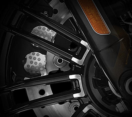 Sportster Forty-Eight / Neues Bremssystem:    Mindestens so hoch wie Ihre Ansprche an den Motor sollten Ihre Ansprche an die Bremsen ihrer Maschine sein. Daher haben wir fr das Modelljahr das Bremssystem der Sportster Modellfamilie umfassend berarbeitet. Wir erhhten den Durchmesser der Bremsscheiben von 292 mm auf 300 mm und brachten einen kraftvollen Vorderradbremssattel mit 34-mm-Kolben sowie die dazu passende Bremszange am Hinterrad an. Fr beide Rder kommen auerdem optimierte und uerst effiziente Leichtmetall-Hauptbremszylinder zum Einsatz, und die Bremsleitungen sind nun mit Edelstahl ummantelt. Schlielich wollen wir, dass Sie Ihr Bike in allen Situationen so sicher wie mhelos verzgern knnen.
