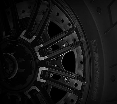 Sportster Forty-Eight / Michelin Scorcher-Reifen:    Die Scorcher-Reifen von Michelin bieten eine berlegene Performance, einen erstklassigen Grip, eine beeindruckende Laufleistung und ein ausgezeichnetes Handling. Genauso, wie Sie es erwarten! Ihr tiefes Profil verbessert die Wasserdrainage. Die Haftung und Laufleistung der Reifen werden zudem durch die Gummimischung mit der neuesten Generation der synthetischen Polymere von Michelin erhht. Der Hinterreifen verfgt ber einen Aramidgrtel, der fr zustzliche Stabilitt bei hohen Geschwindigkeiten brgt.
