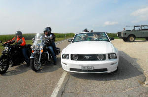 Vize Volker vom HOG Chapter Bodensee Donau chauffiert Fabi & Eltern standesgemäß im Ford Mustang Cabrio