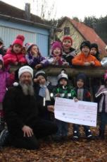 Der Harley-Nikolaus freut sich sehr, den Kiddies vom Kindergarten St. Vinzenzius den Buffet-Scheck in Höhe der Spenden überreichen zu dürfen.