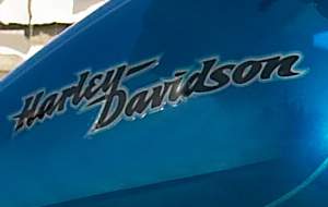 Tanklogo der FXDCI Dyna Super Glide Custom 2005